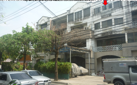 อาคารพาณิชย์ 4 ชั้น 1 คูหา ใกล้ ม.ราชภัฏจันทรเกษม ซ.รัชดาภิเษก 32 (ต่อจาก36 แยก19)  กรุงเทพฯ 39.1 ตร.ว.