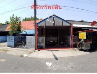 ทาวน์เฮ้าส์ หมู่บ้าน/โครงการ  ซอย ศรีวิชัย 6 แยกจาก ถนน ศรีวิชัย ตําบลมะขามเตี้ย อําเภอเมือง จังหวัดสุราษฎร์ธานี เนื้อที่ 22.6 วา