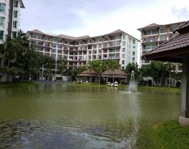 ห้องชุด เอดี บางเสร่ เลค แอนด์ รีสอร์ท อาคารอี อาคารชุด  ตำบลบางเสร่ อำเภอสัตหีบ จังหวัดชลบุรี เนื้อที่ 54.6 ตร.ม
