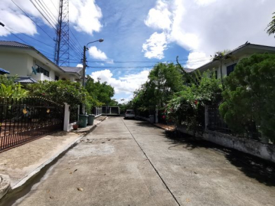 บ้านเดี่ยว ถ.ประชาอุทิศ  ซ.19 แยกจาก ซ.ประชาอุทิศ 90 เนื้อที่ 0-1-20 ไร่ ขายแล้ว 3.80 ลบ.ค่าโอนฝ่ายละกึ่งหนึ่ง