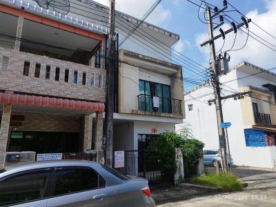 ทาวน์เฮาส์/บ้านแฝด โครงการ ธารทองวิลล่า 7  ซ.11(ถนนเมน) ถ.เจ้าฟ้าตะวันออก(4021)กม.6+500  ต.วิชิต อ.เมืองภูเก็ต จ.ภูเก็ต เนื้อที่ 20.9 วา