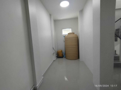 อาคารพาณิชย์ 3 ชั้น มีดาดฟ้า 2 คูหา (เจาะทะลุถึงกัน) เนื้อที่ 422.63 ตร.ม