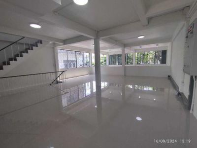 อาคารพาณิชย์ 3 ชั้น มีดาดฟ้า 2 คูหา (เจาะทะลุถึงกัน) เนื้อที่ 422.63 ตร.ม