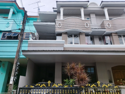 ทาวเฮ้าส์ 3 ชั้น ขนาด 24.50 ตร.ว. หมู่บ้านอิสริยา