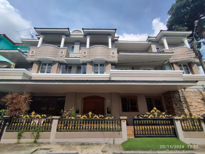 ทาวเฮ้าส์ 3 ชั้น ขนาด 24.50 ตร.ว. หมู่บ้านอิสริยา