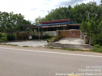 ที่ดินพร้อมสิ่งปลูกสร้าง ซ.ถนนบ้านเกาะปอม-บ้านป่ากอ ถ.สายตรัง-กันตัง(ทล.403)กม.141+000   ต.บางเป้า อ.กันตัง จ.ตรัง เนื้อที่ 74.2 วา