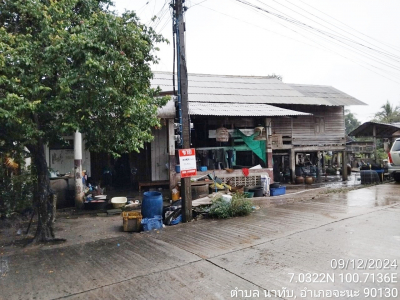 บ้านเดี่ยว 2 ชั้น ที่ดินพร้อมสิ่งปลูกสร้าง ถ.ทล.ชนบล(สายบ้านท่าคลอง-บ้านม้างอน)   ต.นาทับ อ.จะนะ จ.สงขลา  เนื้อที่ 0-1-75