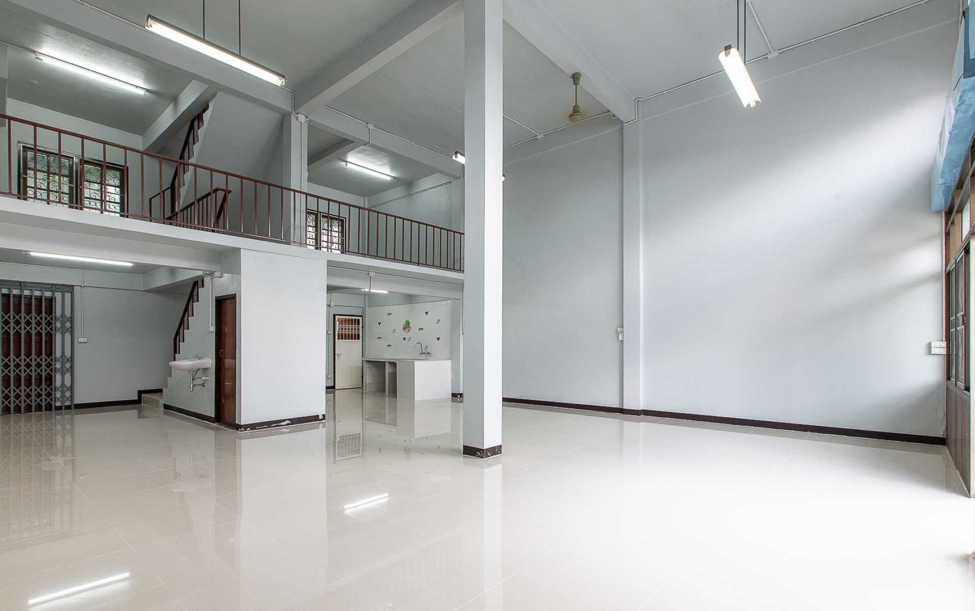 อาคารพาณิชย์ 3 ชั้น มีชั้นลอย,ดาดฟ้า 3 คูหา โชคชัย 4 ซอย 22 เนื้อที่ 48 ตรว.