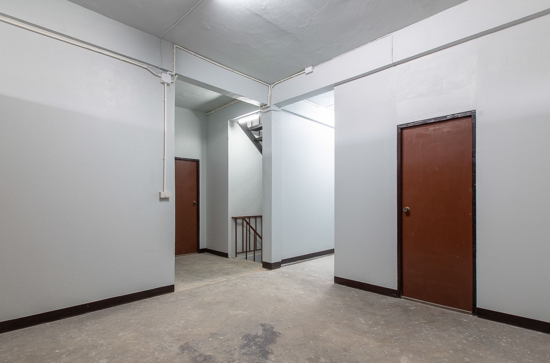 อาคารพาณิชย์ 3 ชั้น มีชั้นลอย,ดาดฟ้า 3 คูหา โชคชัย 4 ซอย 22 เนื้อที่ 48 ตรว.