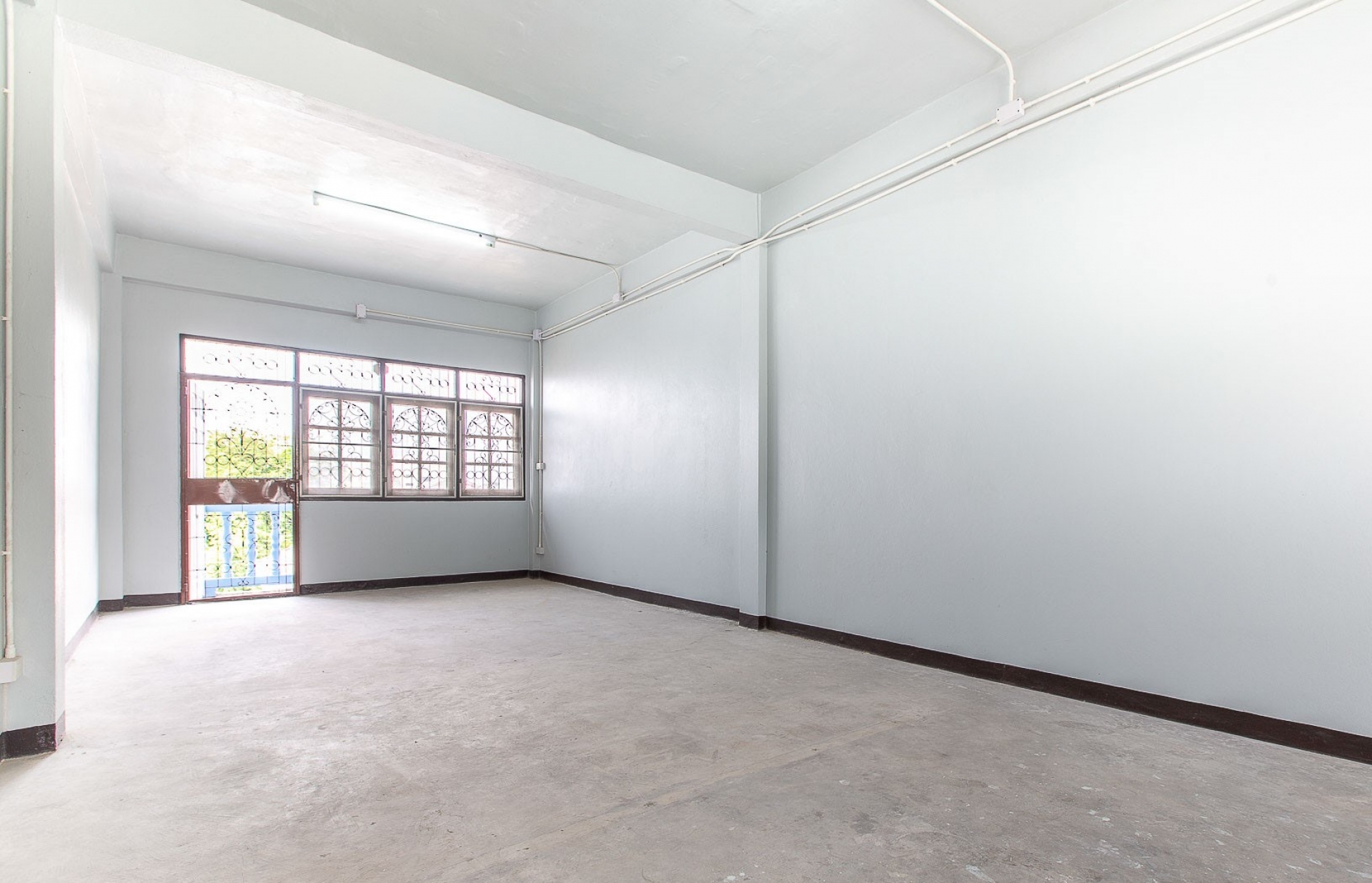 อาคารพาณิชย์ 3 ชั้น มีชั้นลอย,ดาดฟ้า 3 คูหา โชคชัย 4 ซอย 22 เนื้อที่ 48 ตรว.