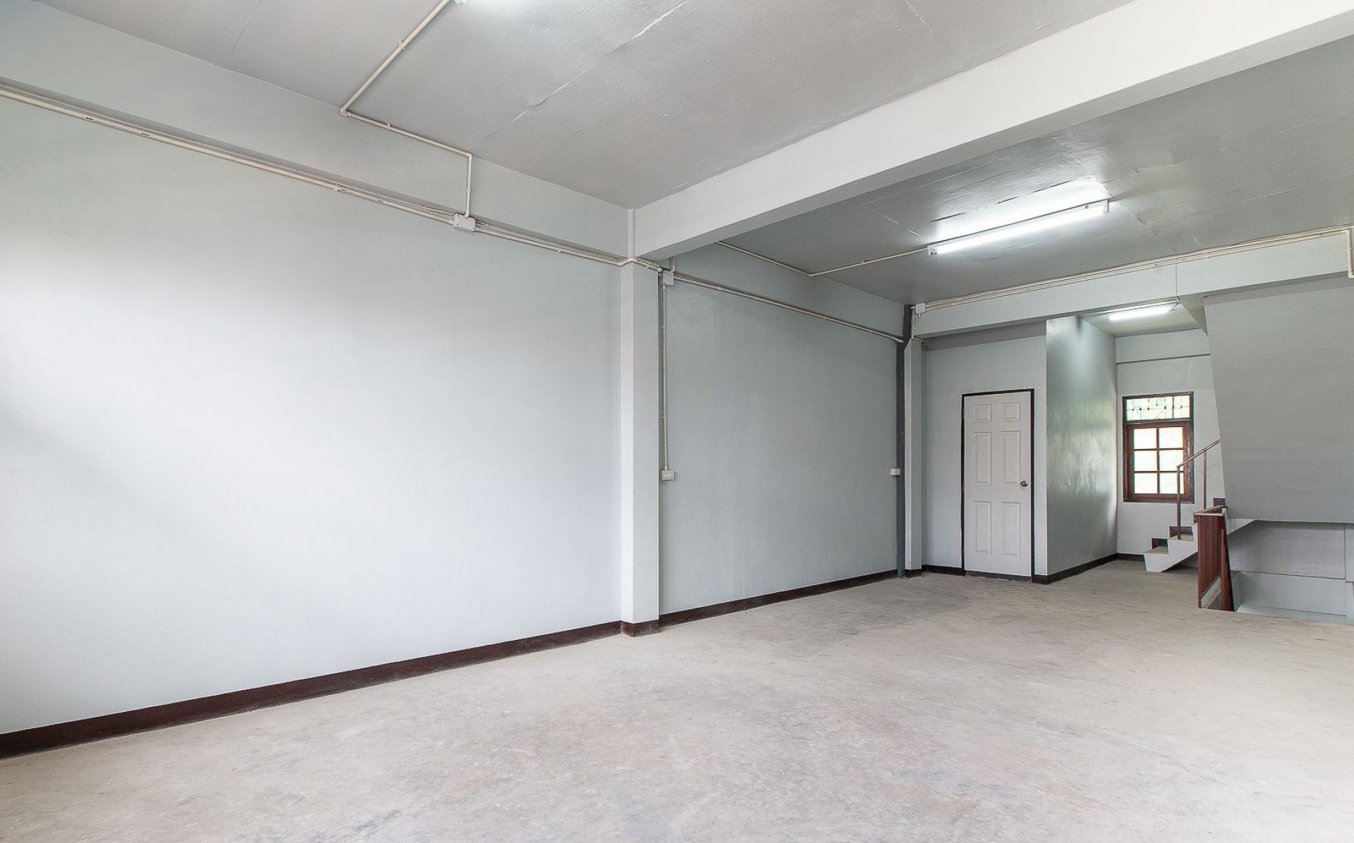 อาคารพาณิชย์ 3 ชั้น มีชั้นลอย,ดาดฟ้า 3 คูหา โชคชัย 4 ซอย 22 เนื้อที่ 48 ตรว.