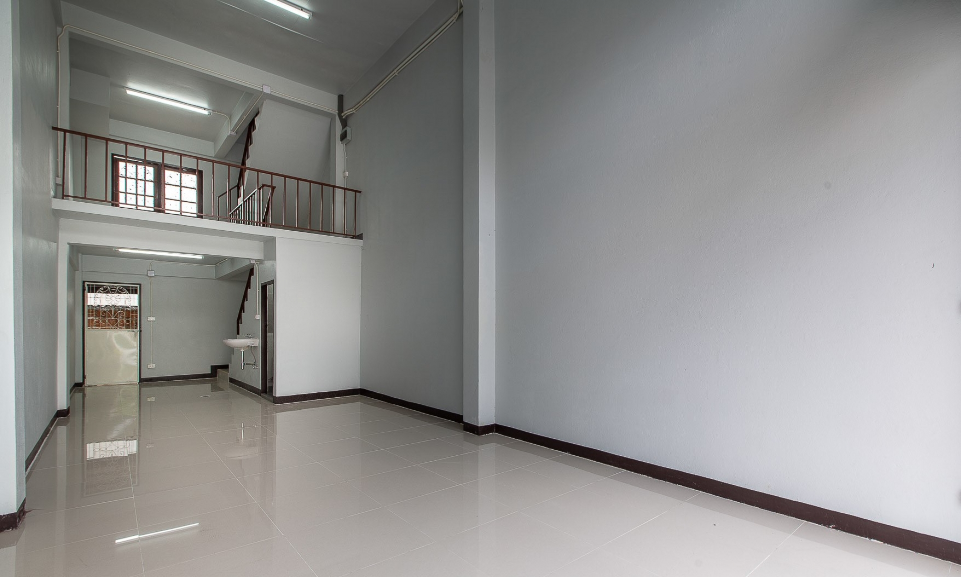 อาคารพาณิชย์ 3 ชั้น มีชั้นลอย,ดาดฟ้า 3 คูหา โชคชัย 4 ซอย 22 เนื้อที่ 48 ตรว.