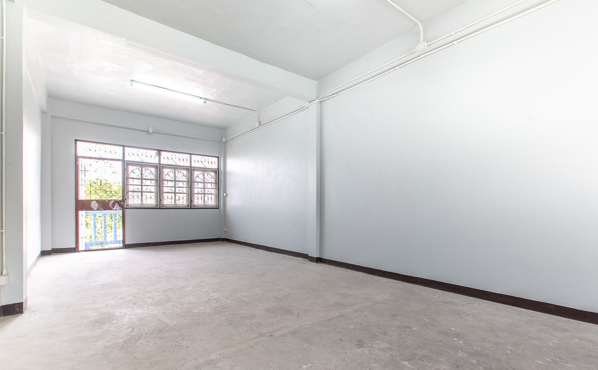 อาคารพาณิชย์ 3 ชั้น มีชั้นลอย,ดาดฟ้า 3 คูหา โชคชัย 4 ซอย 22 เนื้อที่ 48 ตรว.