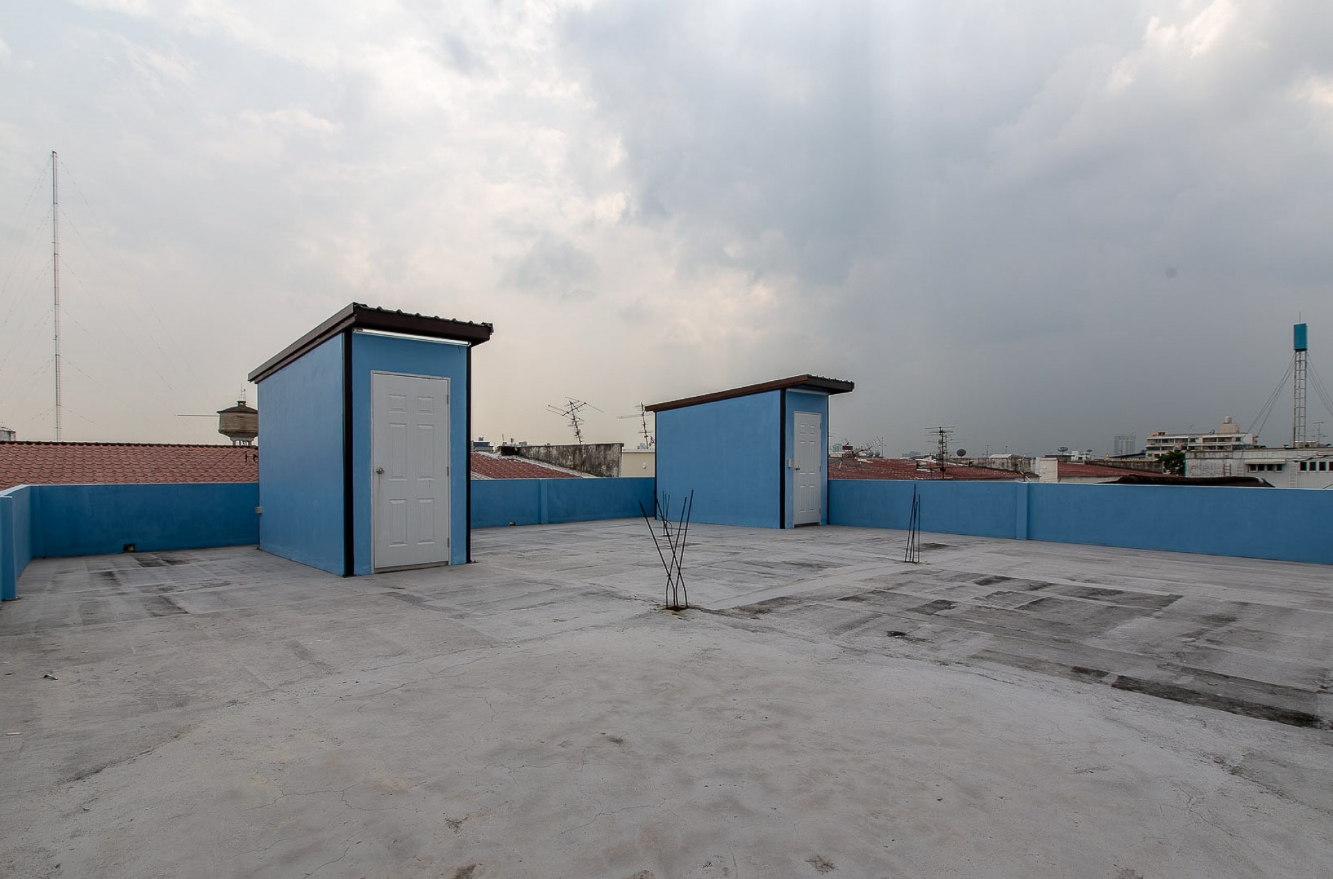 อาคารพาณิชย์ 3 ชั้น มีชั้นลอย,ดาดฟ้า 3 คูหา โชคชัย 4 ซอย 22 เนื้อที่ 48 ตรว.