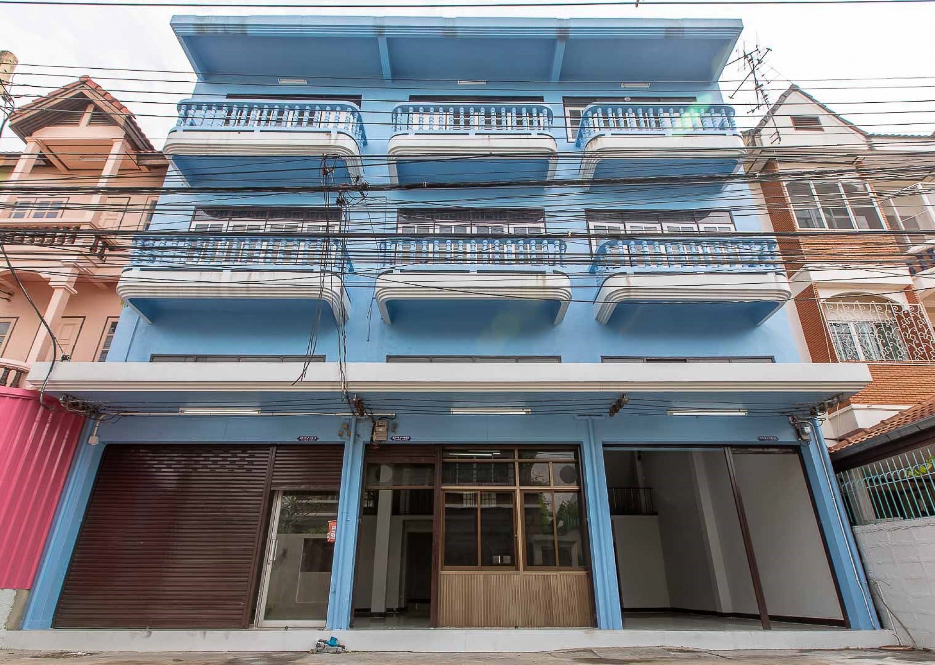 อาคารพาณิชย์ 3 ชั้น มีชั้นลอย,ดาดฟ้า 3 คูหา โชคชัย 4 ซอย 22 เนื้อที่ 48 ตรว.