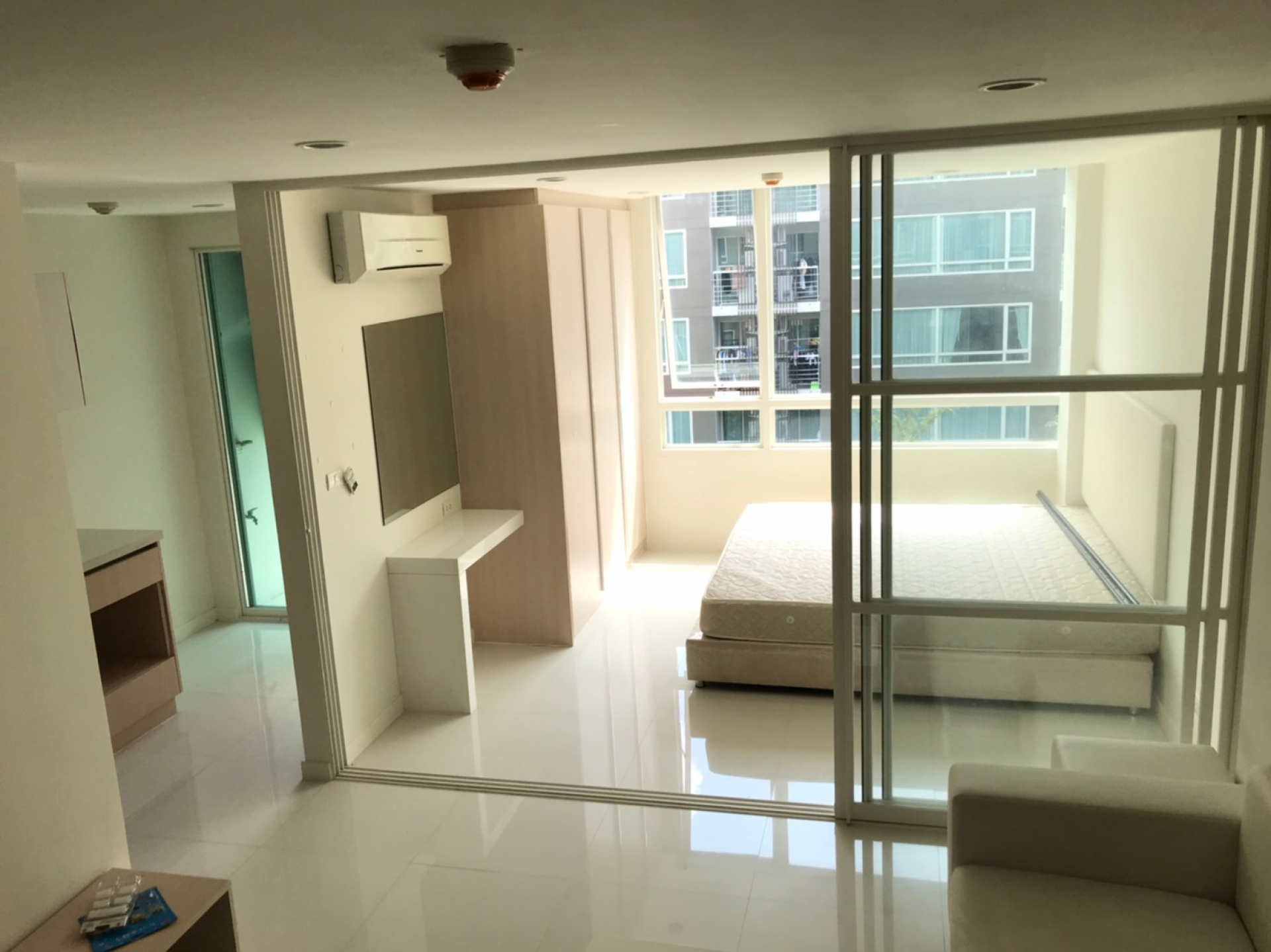 ขายคอนโด Elements Srinakarin (อิลีเม้นท์ ศรีนครินทร์) เฟอร์นิเจอร์ครบ พร้อมเข้าอยู่ แอร์ 2ตัว วิวสวน