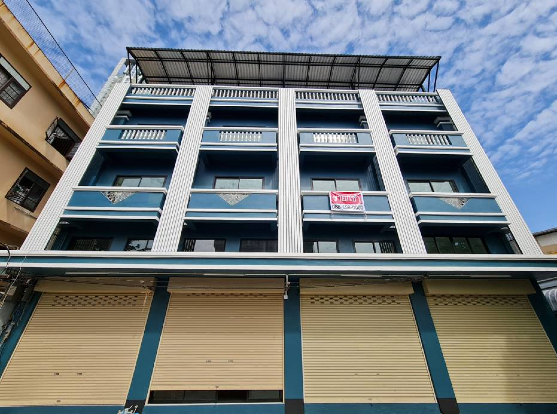 อาคารพาณิชย์ 3ชั้น มีชั้นลอยและดาดฟ้า 4 คูหา  ถ.กรุงเทพ-นนทบุรี 13