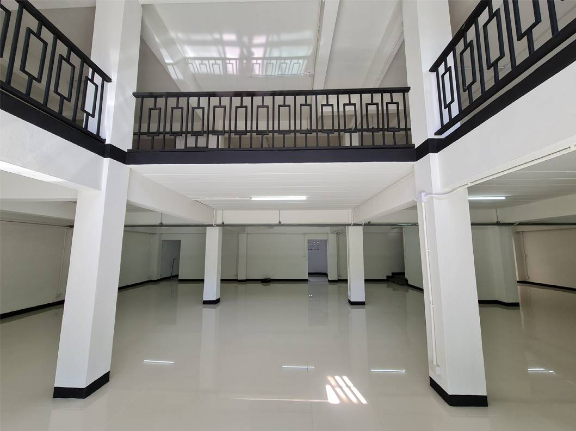 อาคารพาณิชย์ 3ชั้น มีชั้นลอยและดาดฟ้า 4 คูหา  ถ.กรุงเทพ-นนทบุรี 13