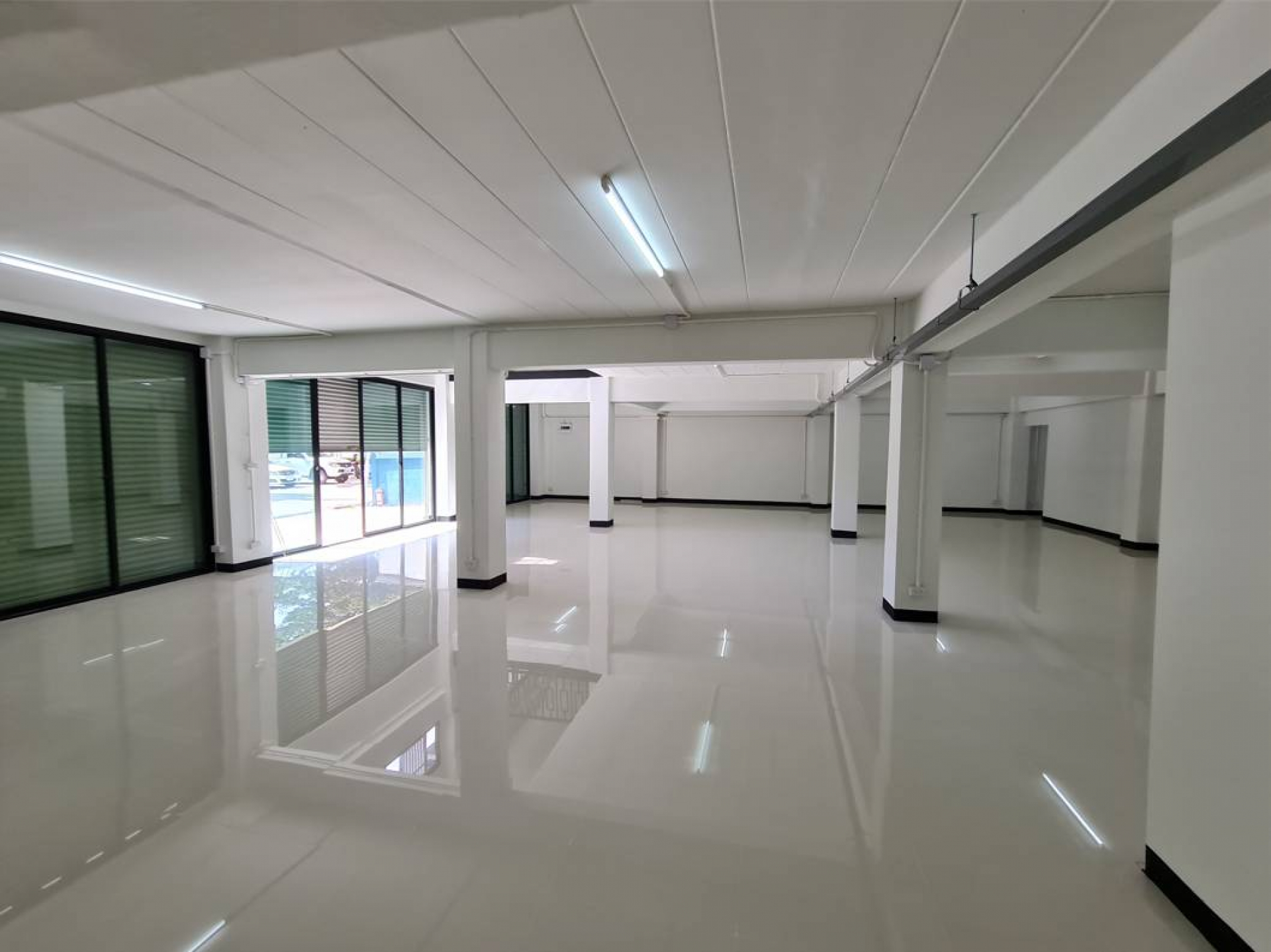 อาคารพาณิชย์ 3ชั้น มีชั้นลอยและดาดฟ้า 4 คูหา  ถ.กรุงเทพ-นนทบุรี 13