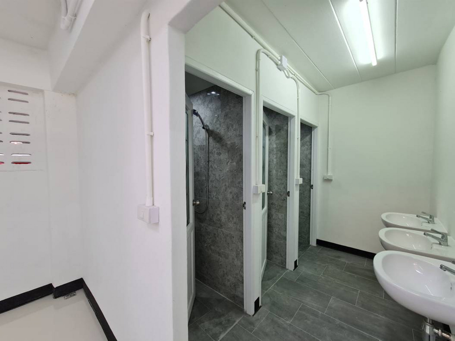 อาคารพาณิชย์ 3ชั้น มีชั้นลอยและดาดฟ้า 4 คูหา  ถ.กรุงเทพ-นนทบุรี 13