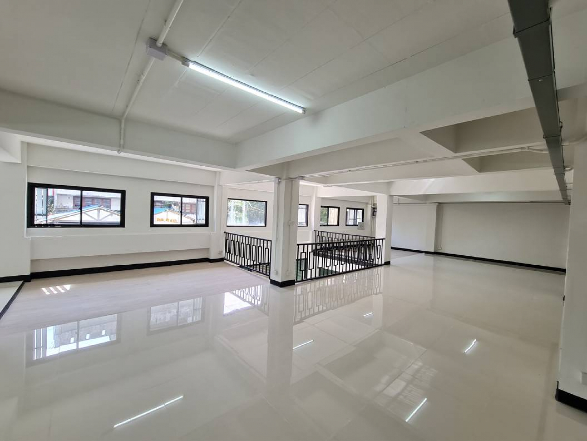 อาคารพาณิชย์ 3ชั้น มีชั้นลอยและดาดฟ้า 4 คูหา  ถ.กรุงเทพ-นนทบุรี 13