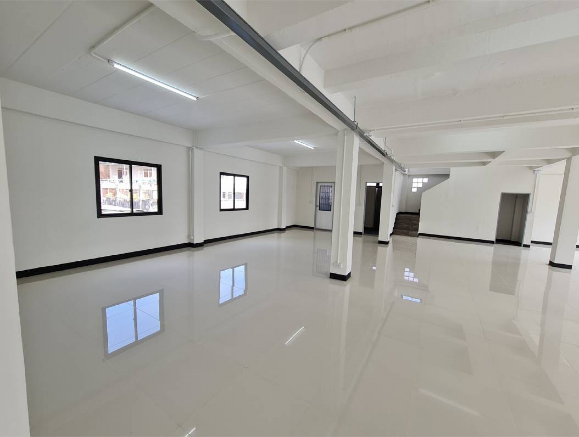 อาคารพาณิชย์ 3ชั้น มีชั้นลอยและดาดฟ้า 4 คูหา  ถ.กรุงเทพ-นนทบุรี 13