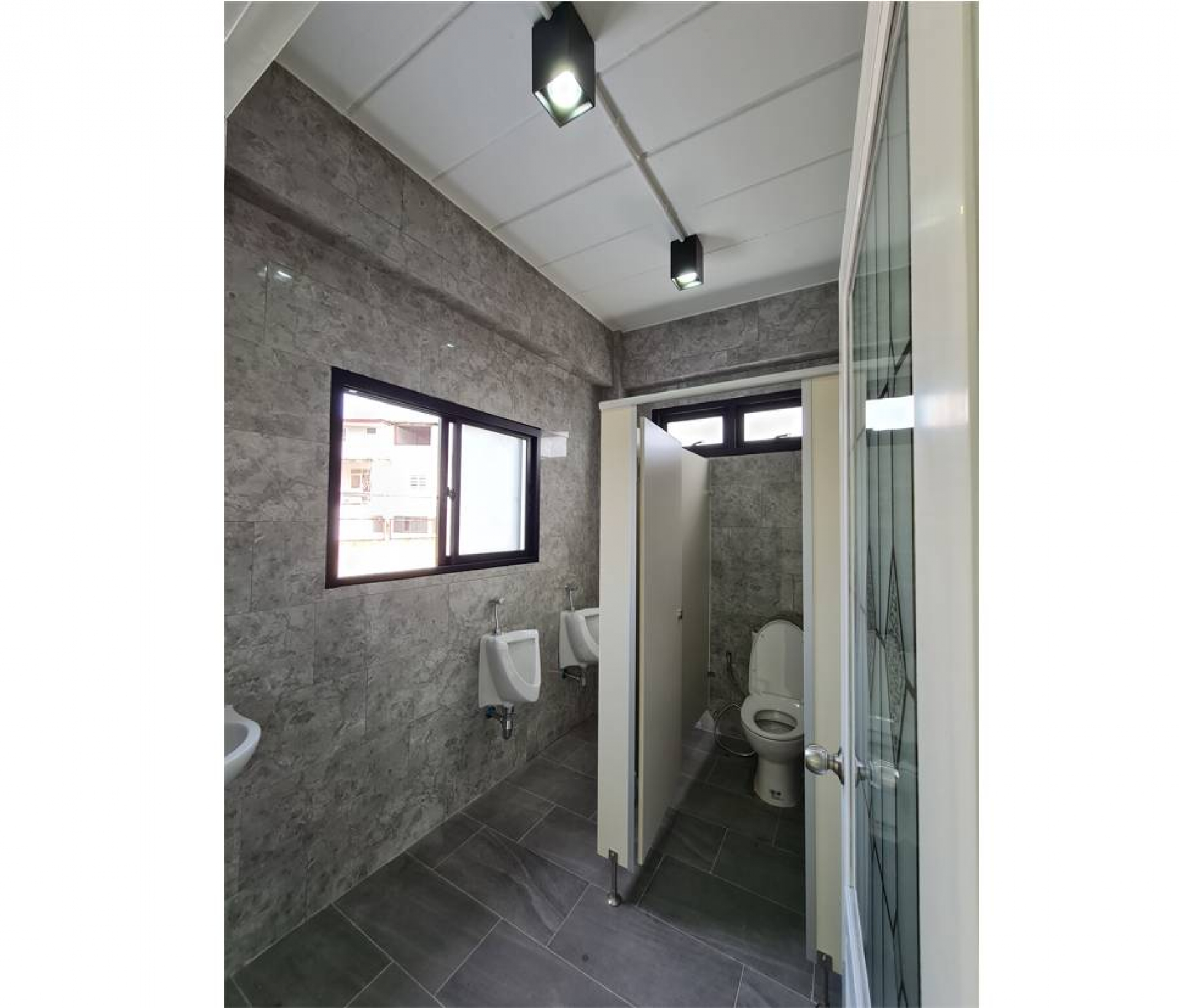 อาคารพาณิชย์ 3ชั้น มีชั้นลอยและดาดฟ้า 4 คูหา  ถ.กรุงเทพ-นนทบุรี 13