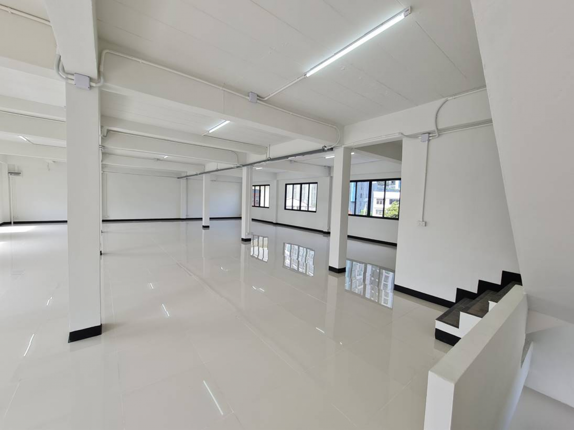 อาคารพาณิชย์ 3ชั้น มีชั้นลอยและดาดฟ้า 4 คูหา  ถ.กรุงเทพ-นนทบุรี 13