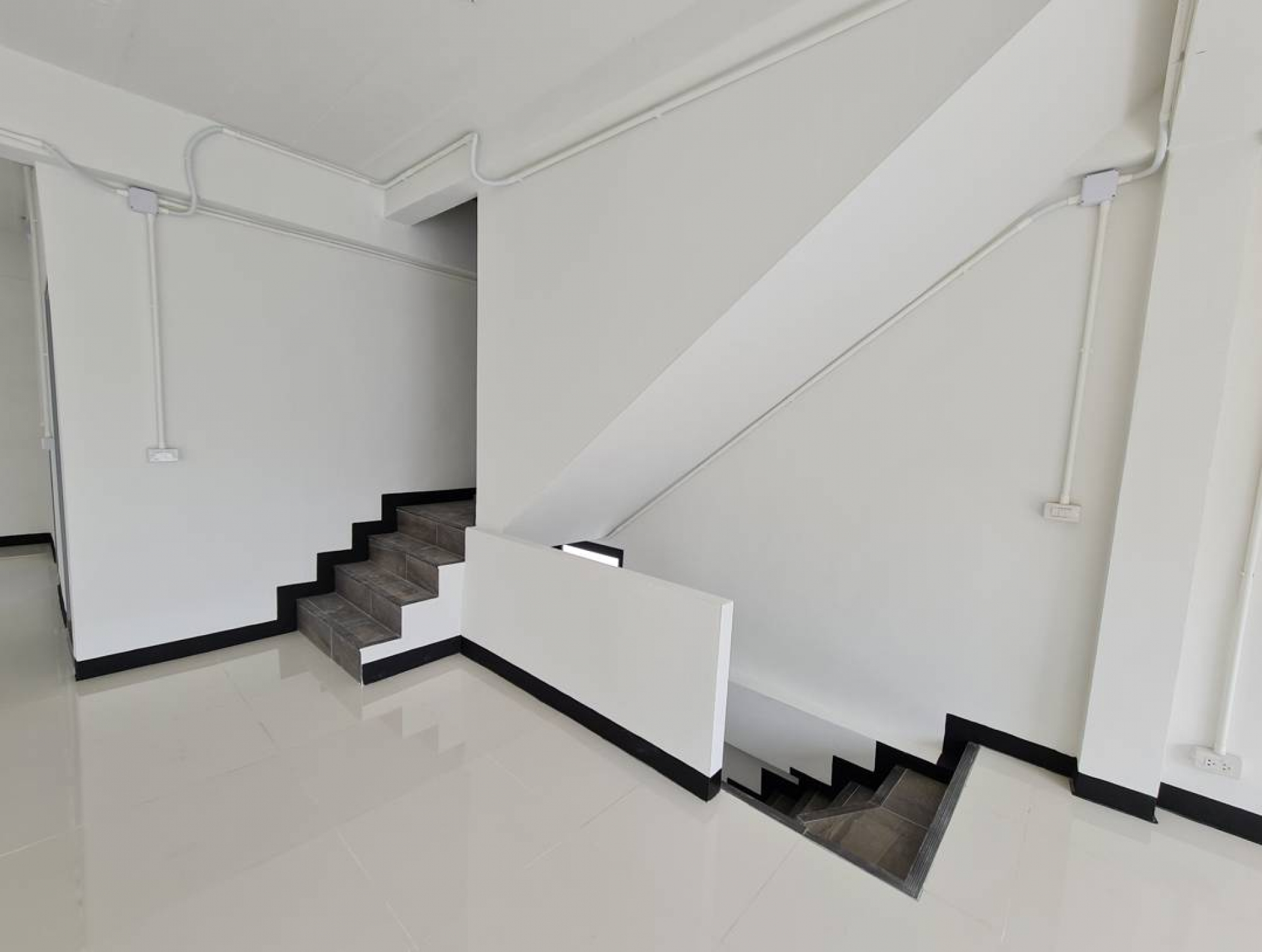 อาคารพาณิชย์ 3ชั้น มีชั้นลอยและดาดฟ้า 4 คูหา  ถ.กรุงเทพ-นนทบุรี 13