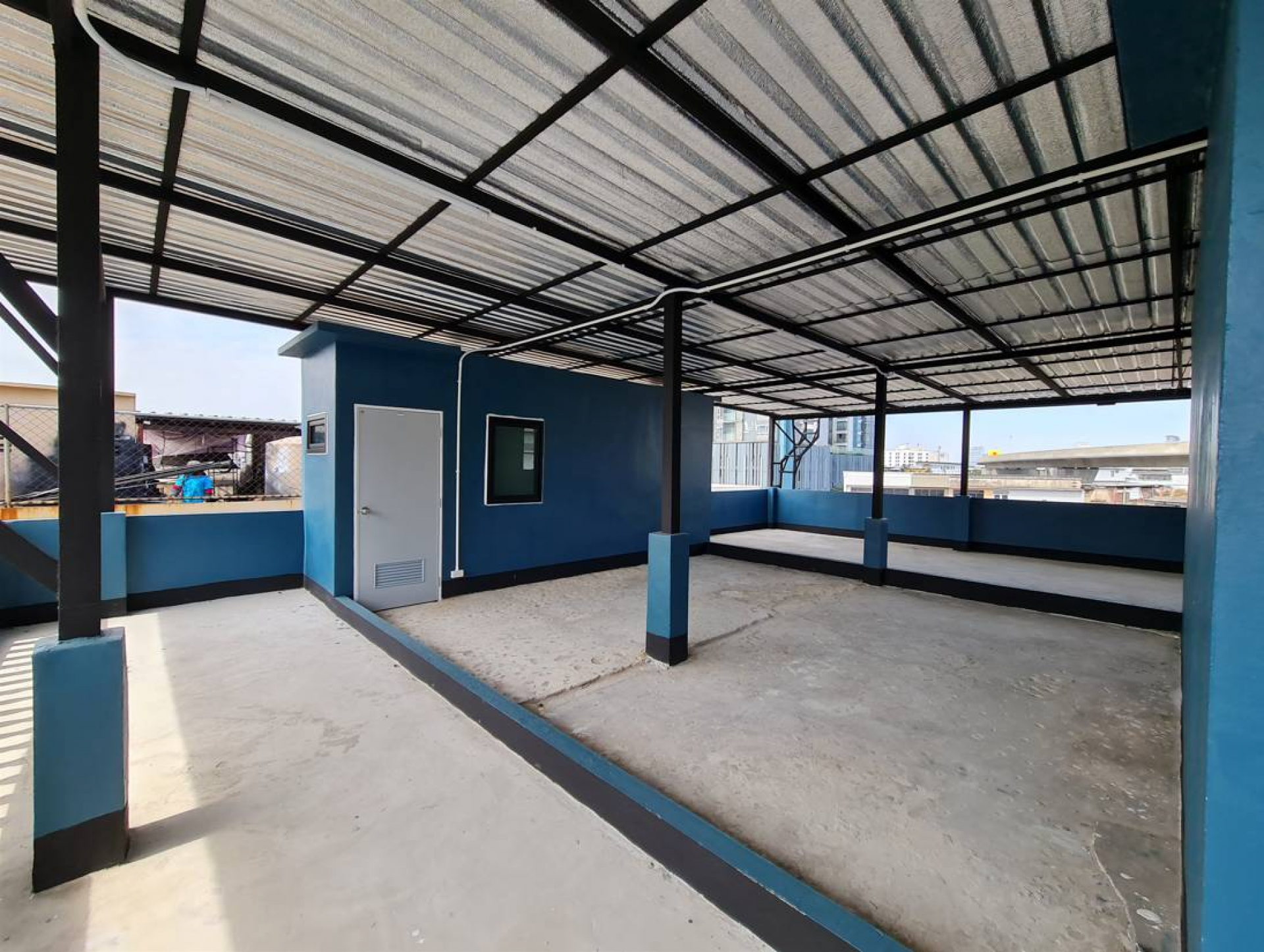 อาคารพาณิชย์ 3ชั้น มีชั้นลอยและดาดฟ้า 4 คูหา  ถ.กรุงเทพ-นนทบุรี 13