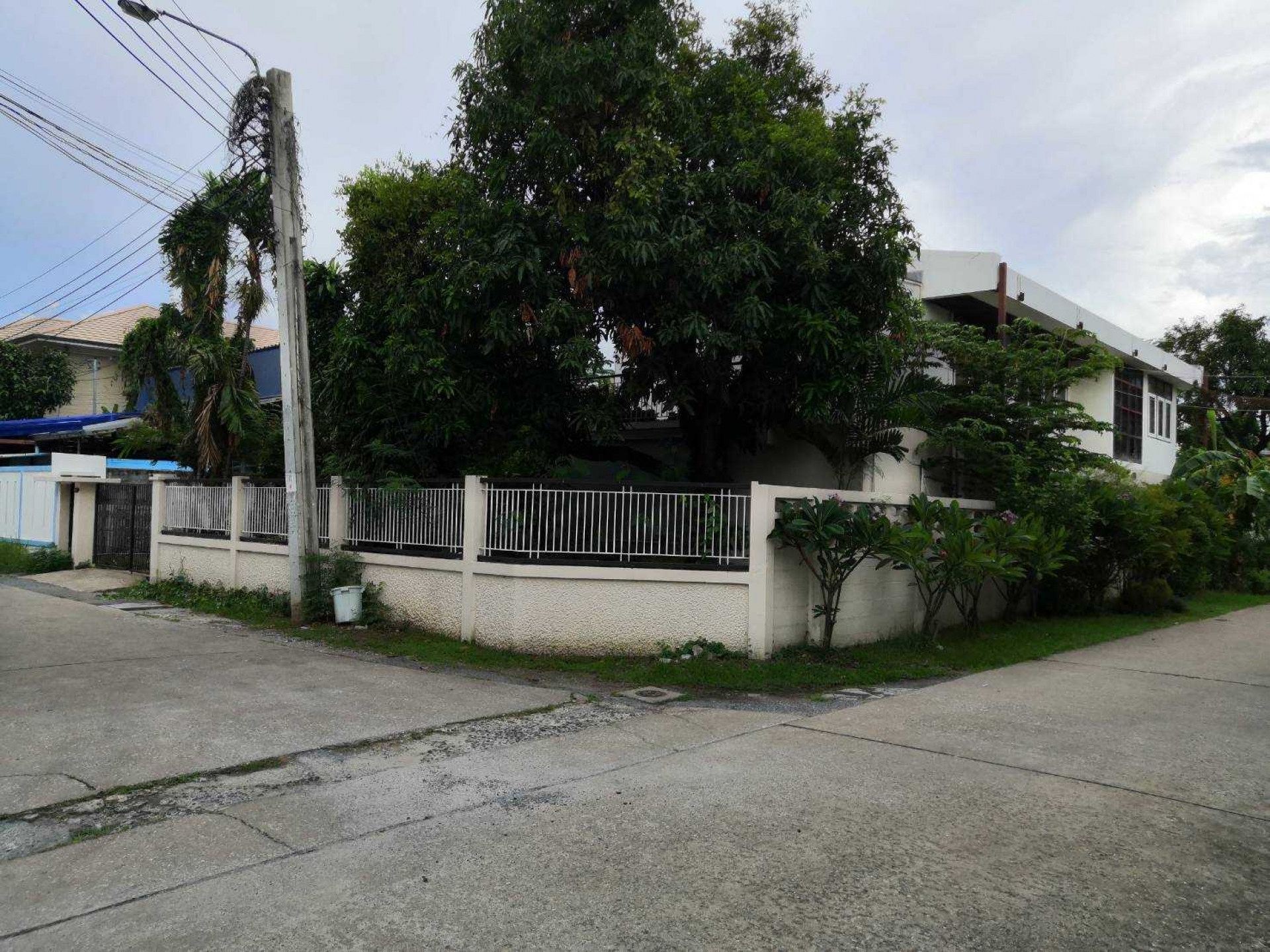 บ้านเดี่ยว 2 ชั้น (หัวมุมซอย) ซอยพัฒนเวศม์4 พระโขนง จ.กรุงเทพ 109 ตร.ว.