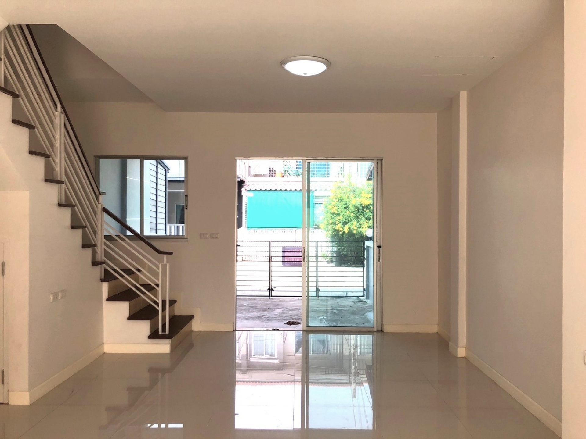 ทาวน์เฮ้าส์ 2 ชั้น 1 คูหา หมู่บ้านรื่นฤดี 7 ถนนหทัยราษฎร์ จ.กรุงเทพฯ