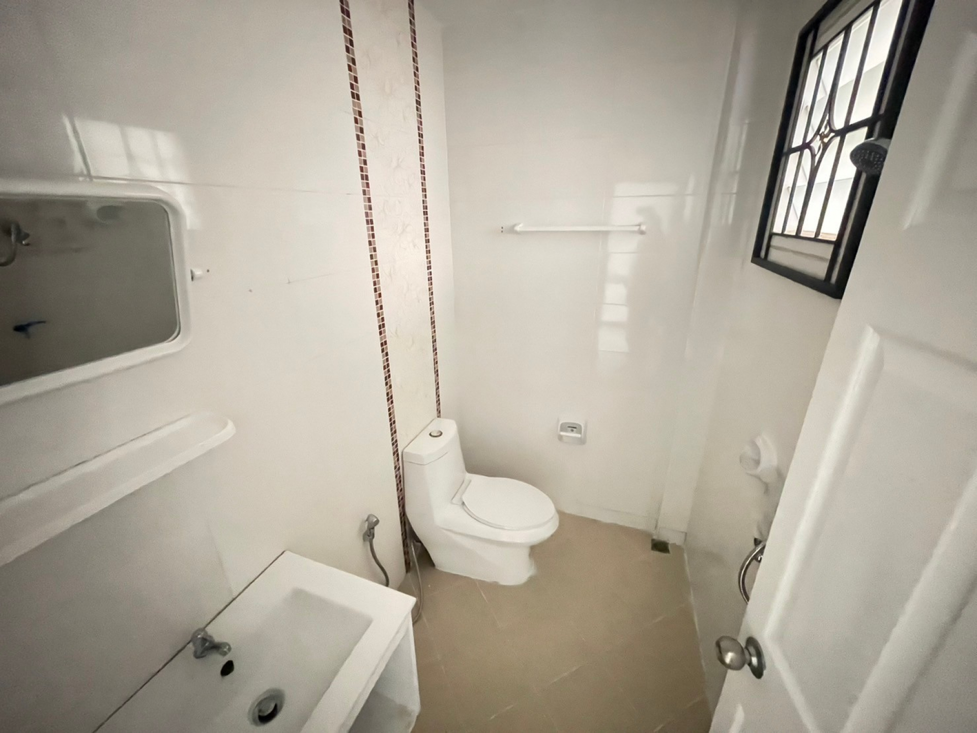 ทาวน์เฮ้าส์ 2 ชั้น หมู่บ้าน นนทวีวิลล์ 5 (ซอย 16) ถ.มิตรไมตรี กรุงเทพฯ 19.1 ตร.ว.