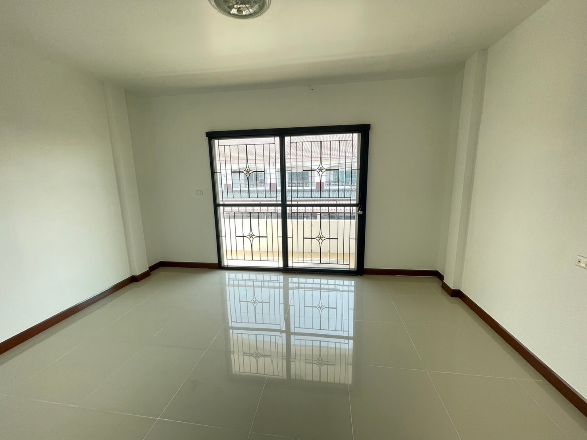 ทาวน์เฮ้าส์ 2 ชั้น หมู่บ้าน นนทวีวิลล์ 5 (ซอย 16) ถ.มิตรไมตรี กรุงเทพฯ 19.1 ตร.ว.