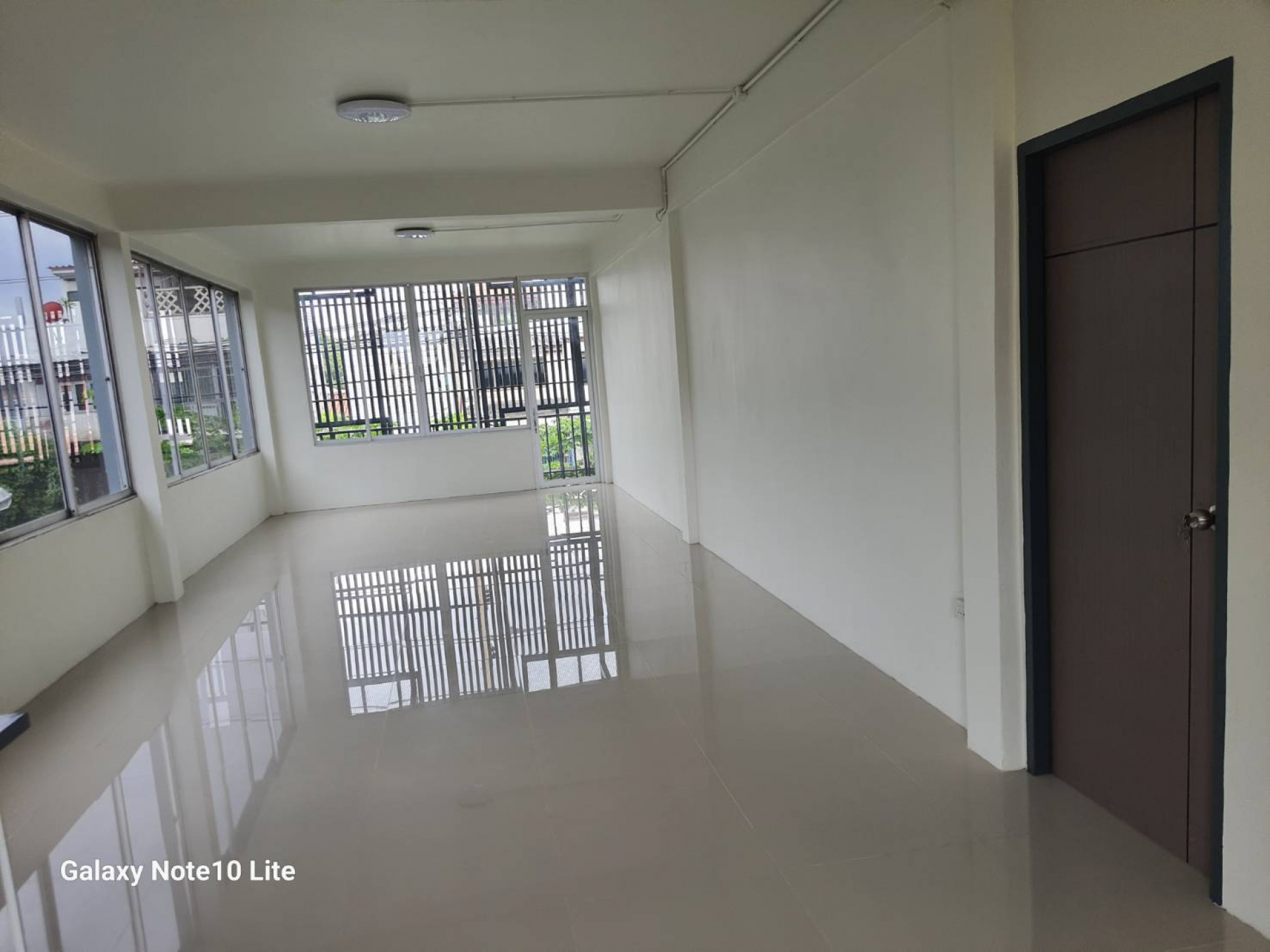 อาคารพาณิชย์ 3 ชั้นมีชั้นลอย ใกล้ MRTสถานี บางโพ (สายสีน้ำเงิน) ใกล้รัฐสภาแห่งใหม่