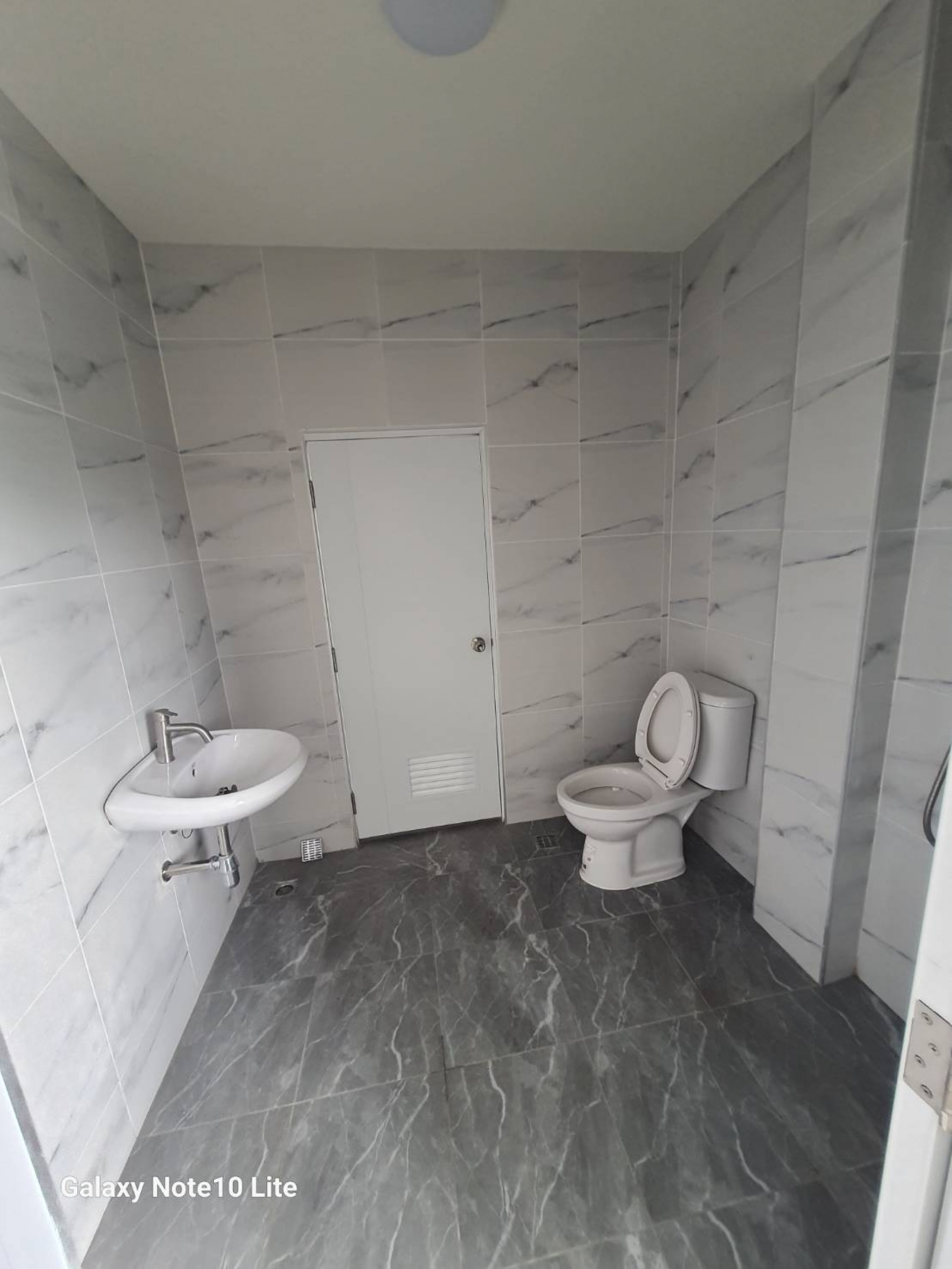 อาคารพาณิชย์ 3 ชั้นมีชั้นลอย ใกล้ MRTสถานี บางโพ (สายสีน้ำเงิน) ใกล้รัฐสภาแห่งใหม่