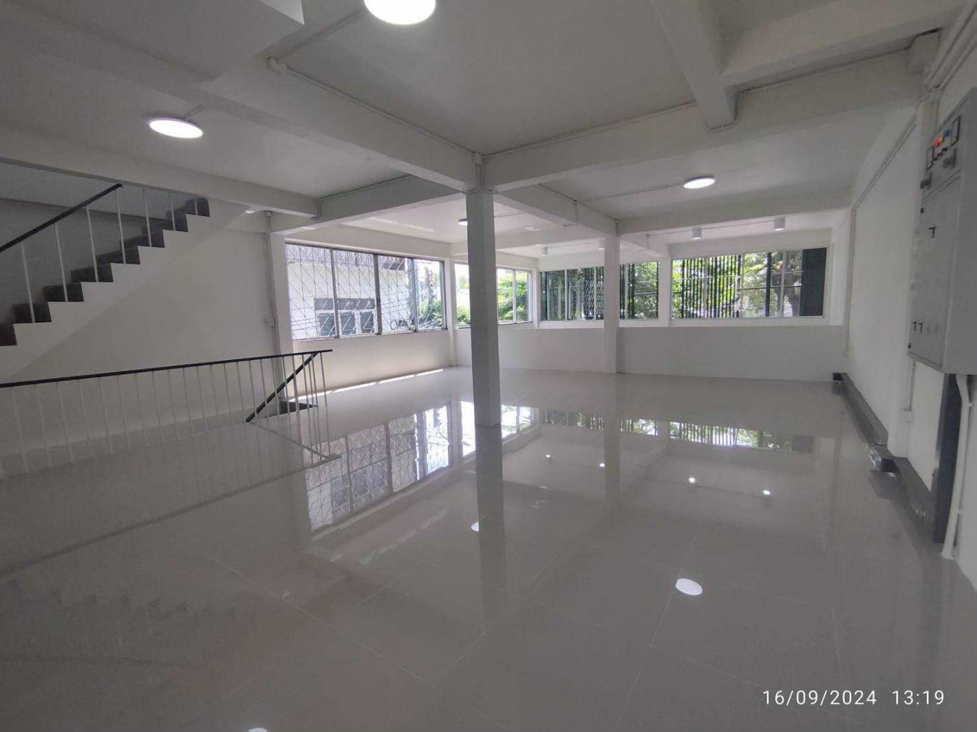 อาคารพาณิชย์ 3 ชั้นมีชั้นลอย ใกล้ MRTสถานี บางโพ (สายสีน้ำเงิน) ใกล้รัฐสภาแห่งใหม่