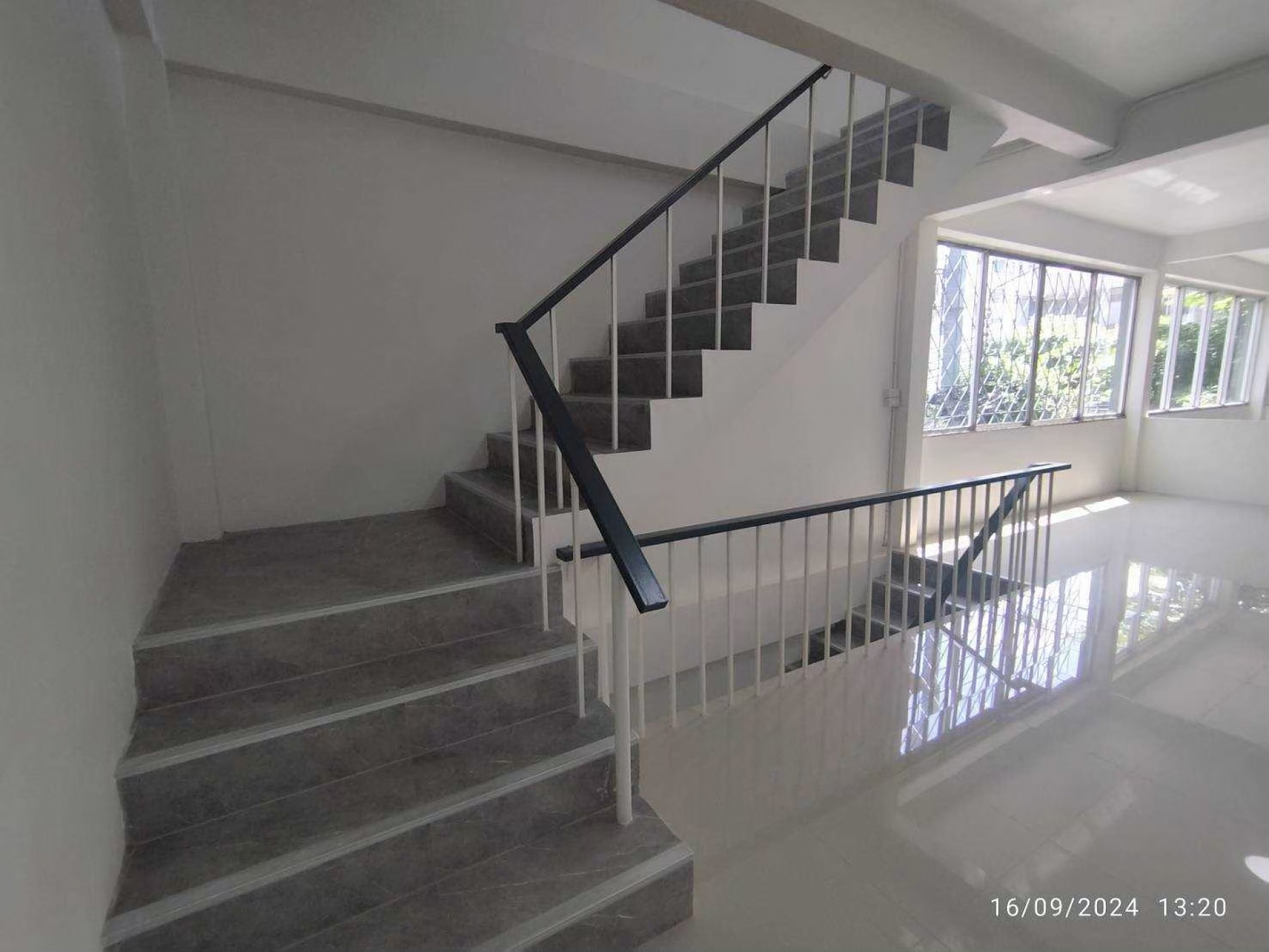 อาคารพาณิชย์ 3 ชั้นมีชั้นลอย ใกล้ MRTสถานี บางโพ (สายสีน้ำเงิน) ใกล้รัฐสภาแห่งใหม่