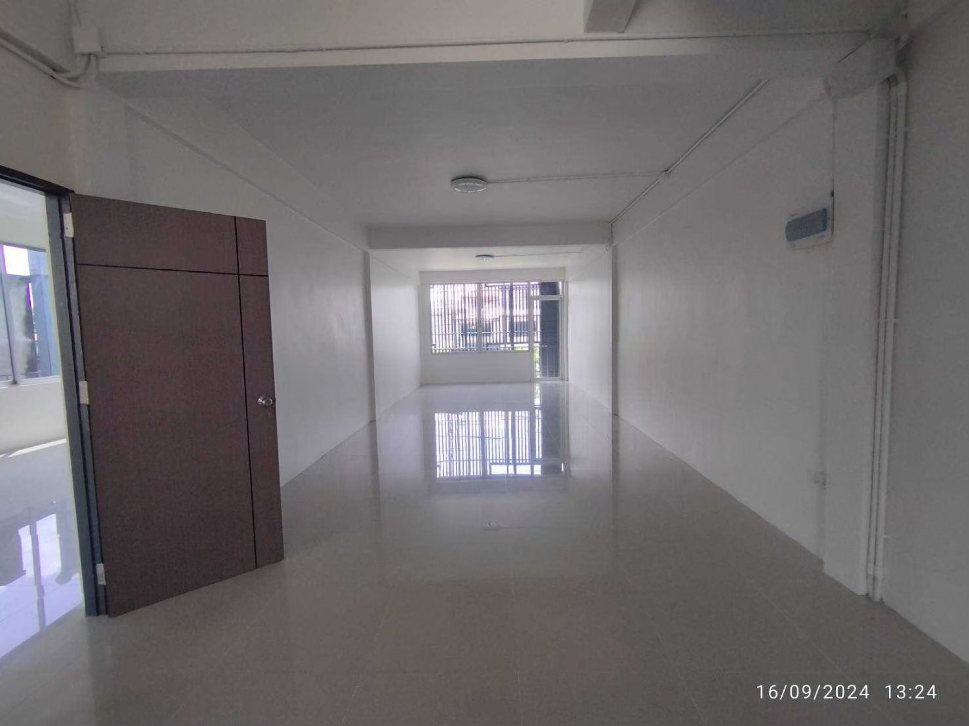 อาคารพาณิชย์ 3 ชั้นมีชั้นลอย ใกล้ MRTสถานี บางโพ (สายสีน้ำเงิน) ใกล้รัฐสภาแห่งใหม่