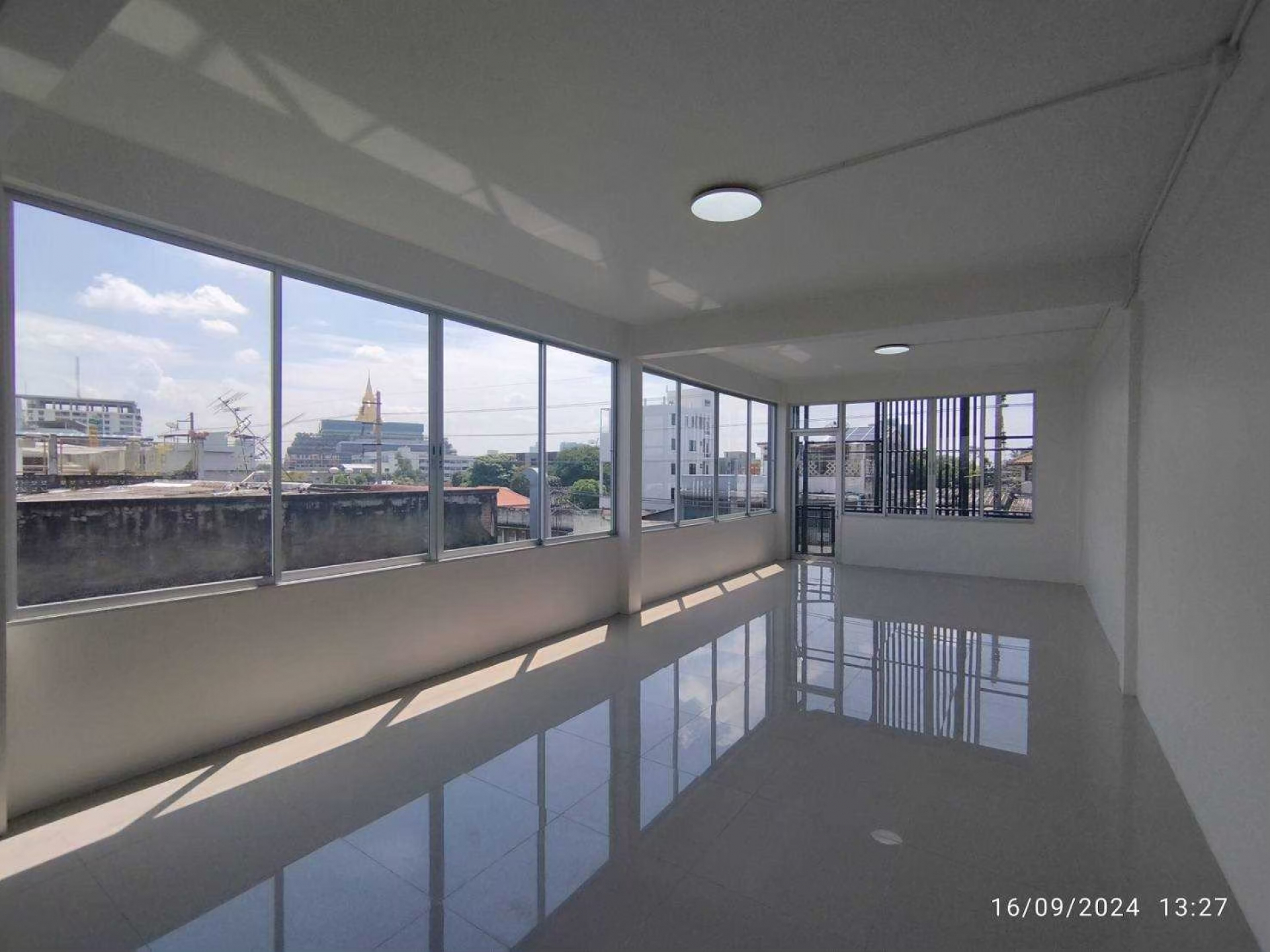 อาคารพาณิชย์ 3 ชั้นมีชั้นลอย ใกล้ MRTสถานี บางโพ (สายสีน้ำเงิน) ใกล้รัฐสภาแห่งใหม่