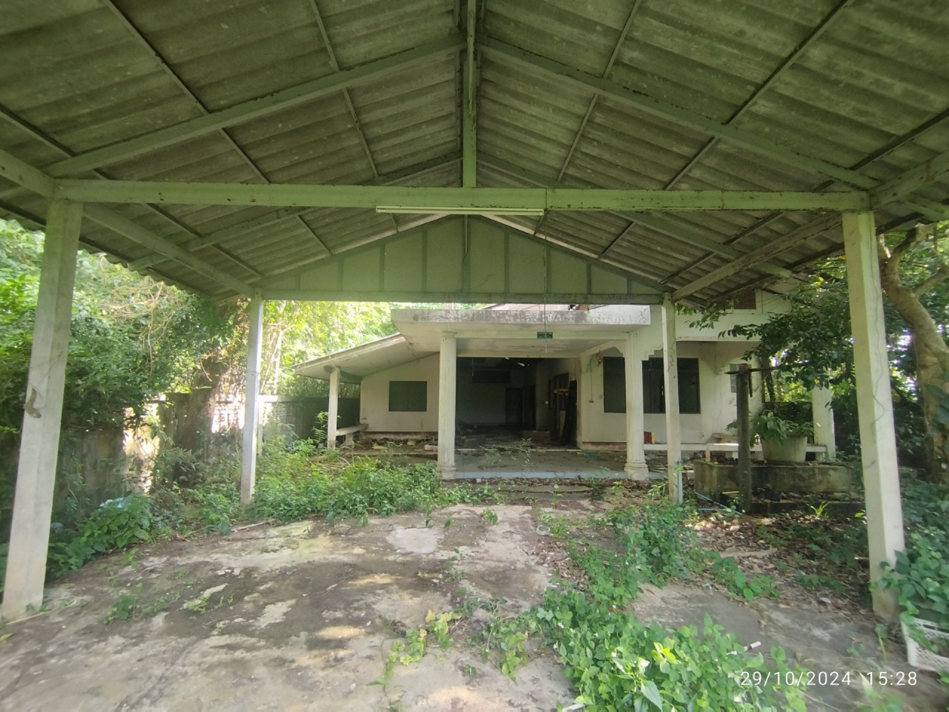 ที่ดินพร้อมสิ่งปลูกสร้าง ตำบลเพ จังหวัด ระยอง เนื้อที่ 10 ไร่เศษ