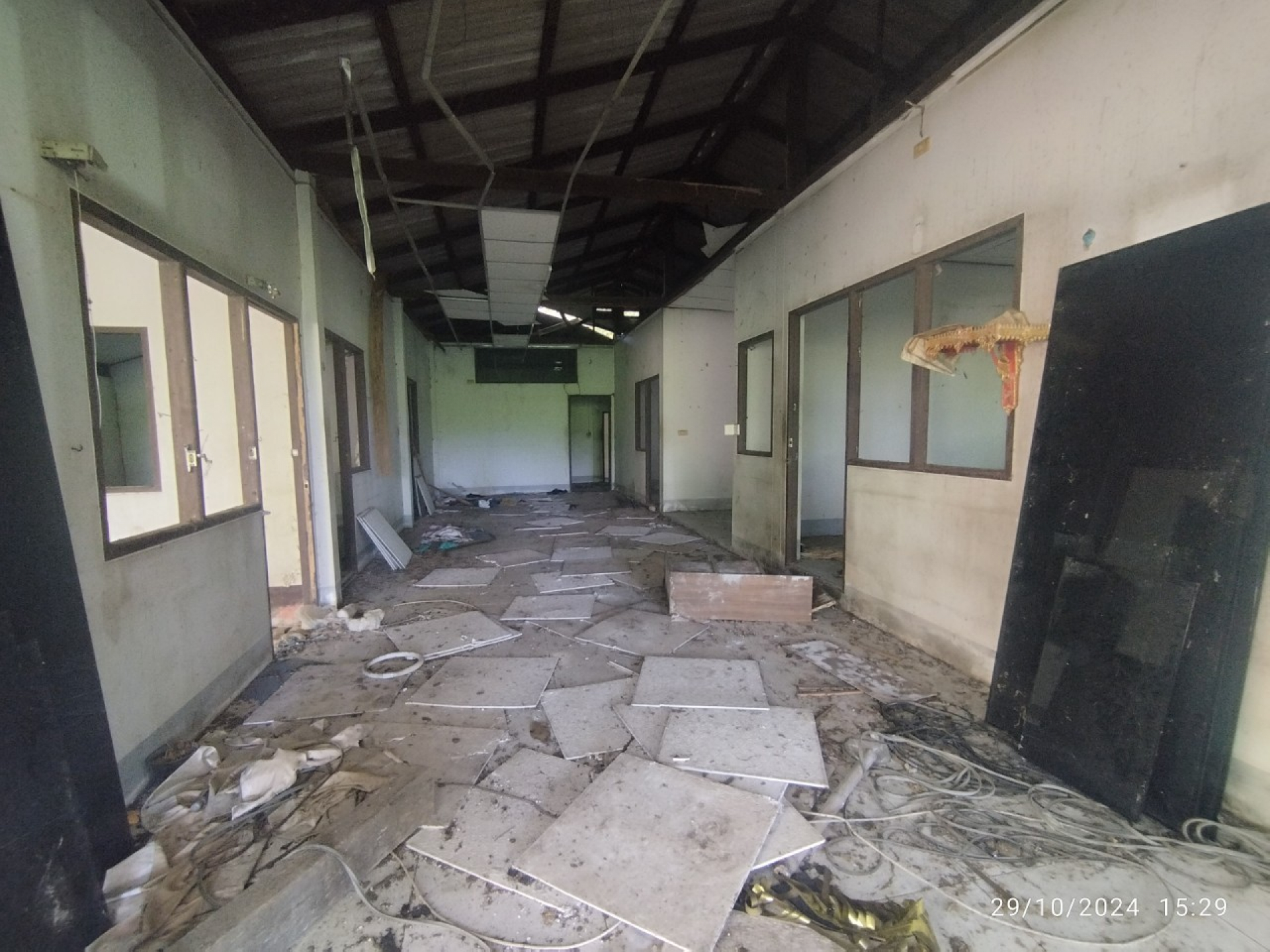 ที่ดินพร้อมสิ่งปลูกสร้าง ตำบลเพ จังหวัด ระยอง เนื้อที่ 10 ไร่เศษ