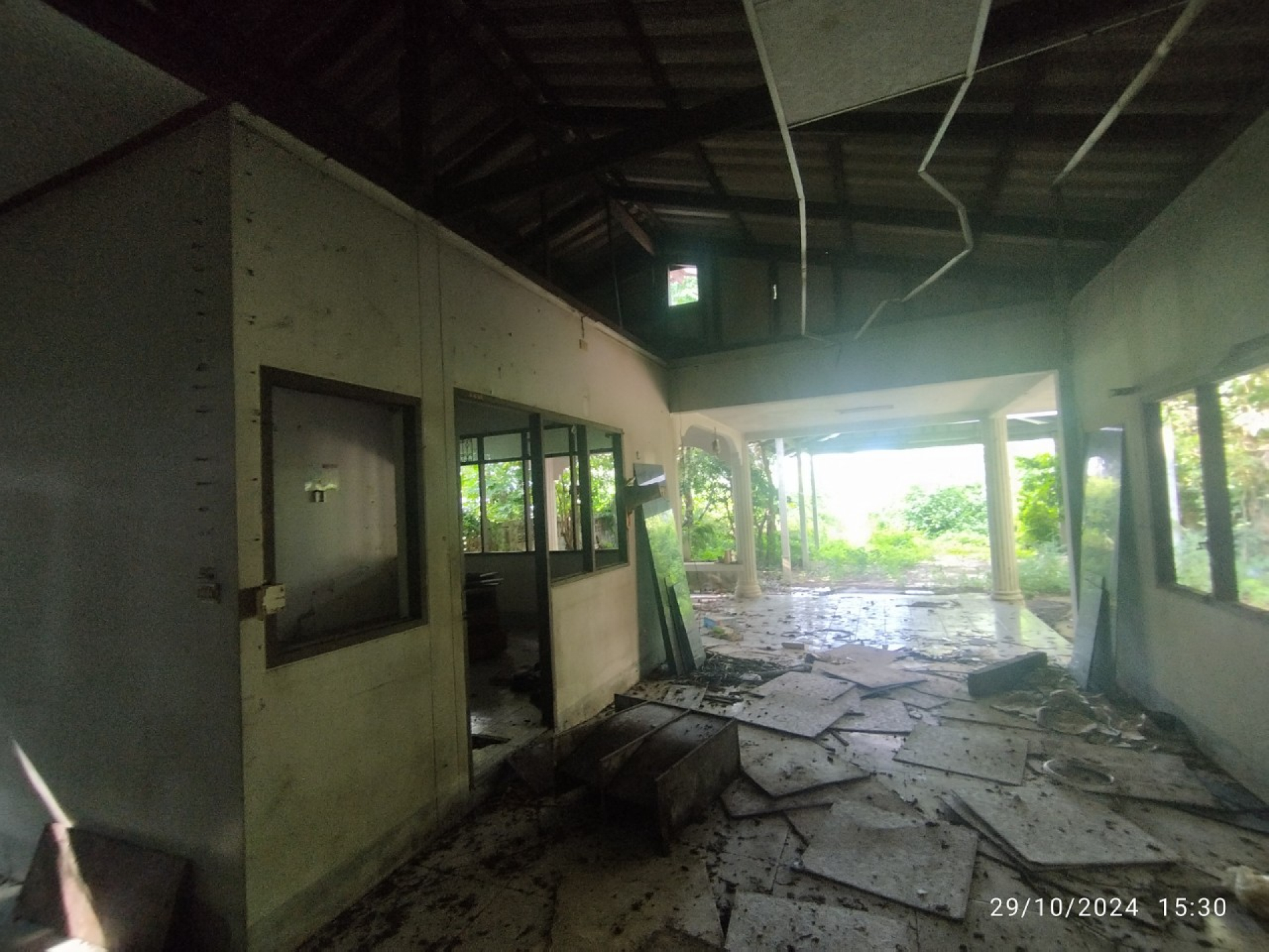 ที่ดินพร้อมสิ่งปลูกสร้าง ตำบลเพ จังหวัด ระยอง เนื้อที่ 10 ไร่เศษ