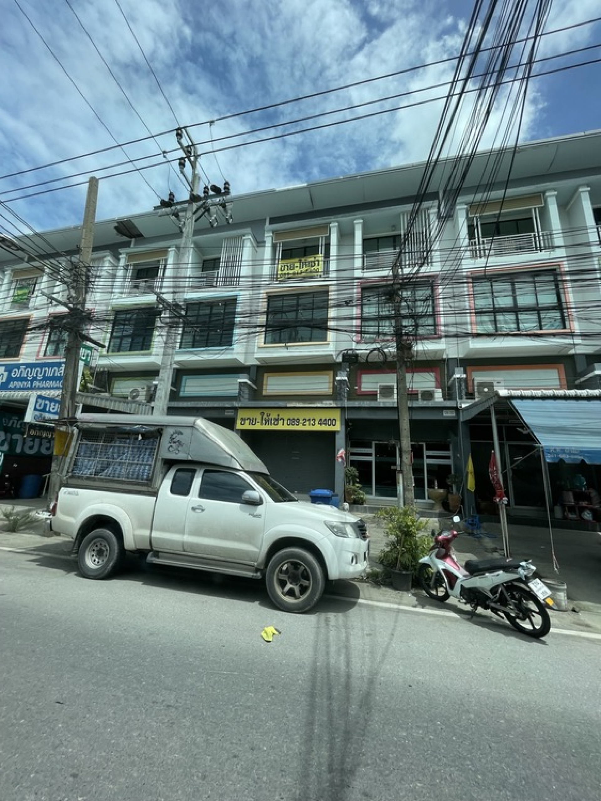 อาคารพาณิชย์ 3 ชั้น+ชั้นลอย ซ.ไทยประกัน 2 ถ.เทพารักษ์ สมุทรปราการ 19 ตร.ว.